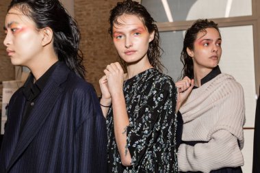 Mükemmel modele backstage içinde poz