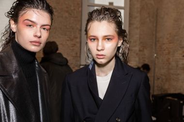 Mükemmel modele backstage içinde poz