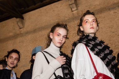 Mükemmel modele backstage içinde poz