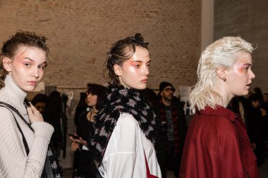Mükemmel modele backstage içinde poz