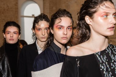 Mükemmel modele backstage içinde poz