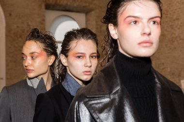 Mükemmel modele backstage içinde poz