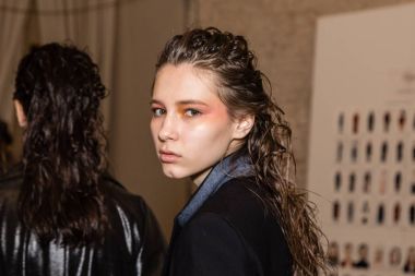 Muhteşem model backstage içinde poz