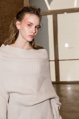 Muhteşem model backstage içinde poz