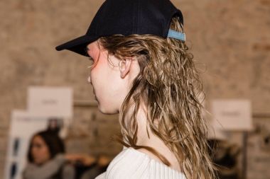 Muhteşem model backstage içinde poz