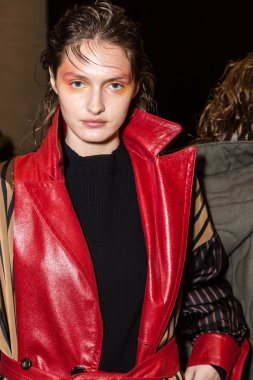 Muhteşem model backstage içinde poz