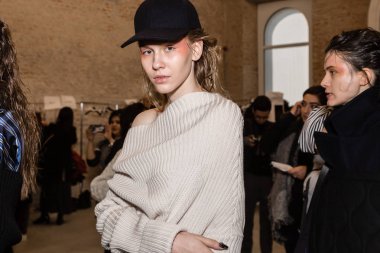 Muhteşem model backstage içinde poz