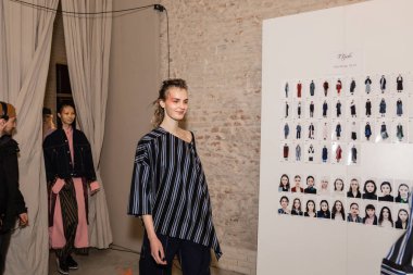 Muhteşem model backstage içinde poz