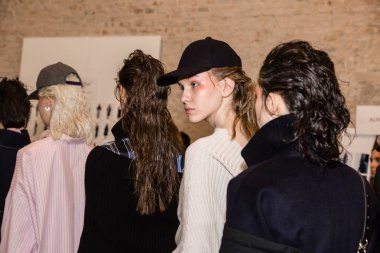 Mükemmel modele backstage içinde poz