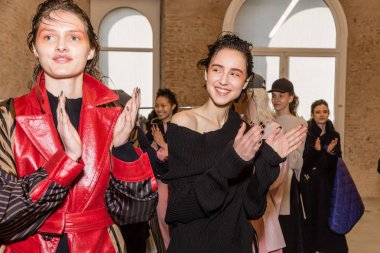 Mükemmel modele backstage içinde poz