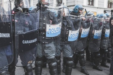 Çevik kuvvet polisi eylemciler, Milano, İtalya karşı karşıya