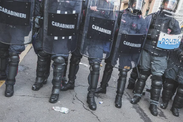 Çevik kuvvet polisi eylemciler, Milano, İtalya karşı karşıya — Stok fotoğraf