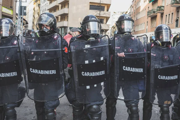 Policía antidisturbios confronta a activistas en Milán, Italia —  Fotos de Stock