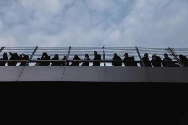 People on a bridge watching a demonstration — Stock Photo, Image