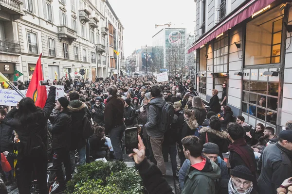 Tisíce aktivistů pochodující v Miláně, Itálie — Stock fotografie