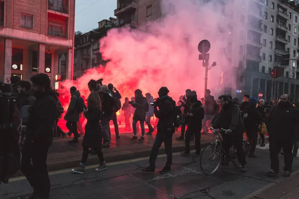 Tysiące działaczy maszerujących w Mediolan, Włochy — Zdjęcie stockowe
