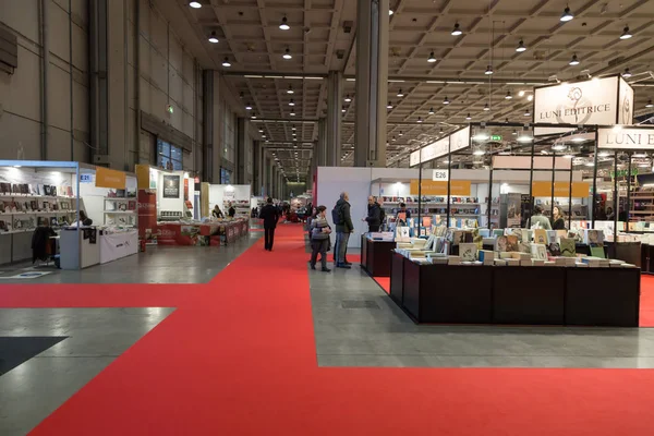 Mensen bezoeken Tempo di Libri 2018 in Milaan, Italië — Stockfoto