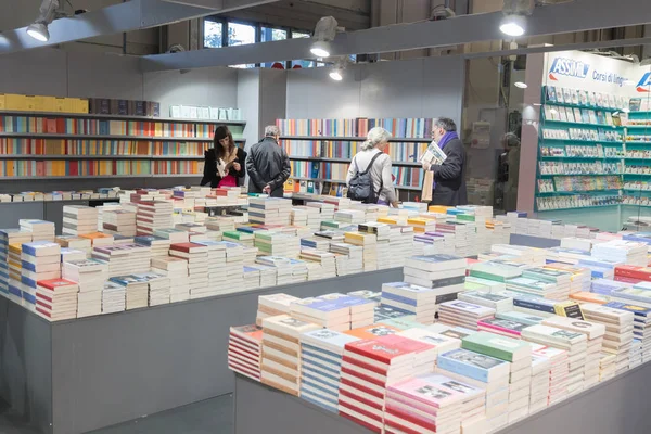 Pessoas que visitam Tempo di Libri 2018 em Milão, Itália — Fotografia de Stock