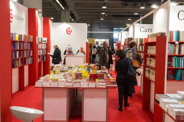 Personnes visitant Tempo di Libri 2018 à Milan, Italie — Photo