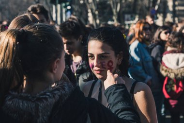 Öğrenciler uluslararası Wome'nın günü kutlama 