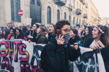 Öğrenciler uluslararası Wome'nın günü kutlama 
