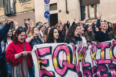 Öğrenciler uluslararası Wome'nın günü kutlama 