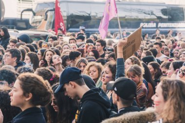 Öğrenciler uluslararası Wome'nın günü kutlama 