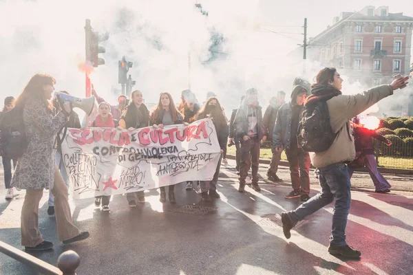 Οι μαθητές που γιορτάζει την ημέρα της γυν του διεθνούς — Φωτογραφία Αρχείου