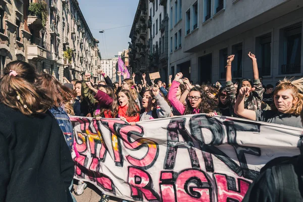 Studenten vieren dag van de internationale vrou van — Stockfoto