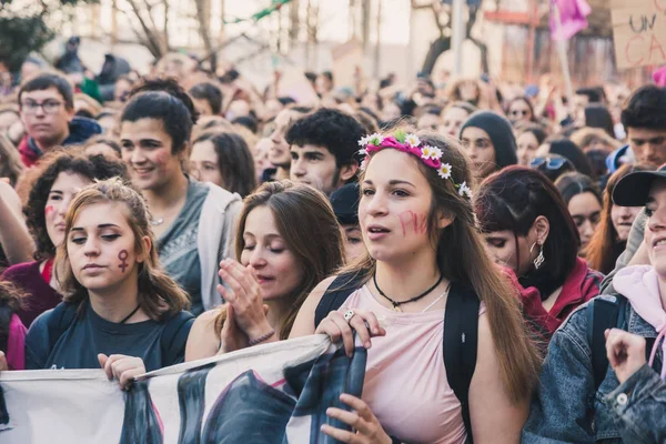 Étudiants célébrant la Journée internationale de Wome — Photo