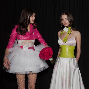 Si Sposaitalia 2018 Milan, İtalya, poz modelleri