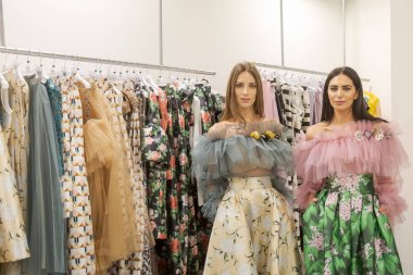 Si Sposaitalia 2018 Milan, İtalya, poz modelleri