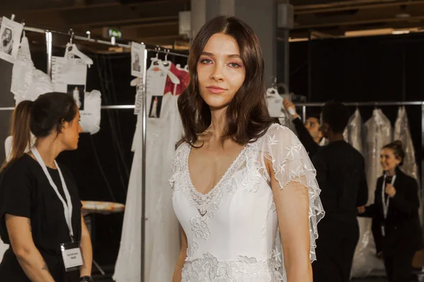 Model posing at Si Sposaitalia 2018 in Milan, Italy — Stock Photo, Image