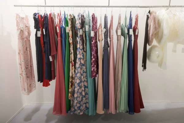 Klänningar på displayen på Si Sposaitalia 2018 — Stockfoto
