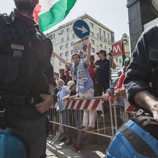 Pro-Palestinian demonstrators contest the Jewish Brigade — Stock Photo, Image