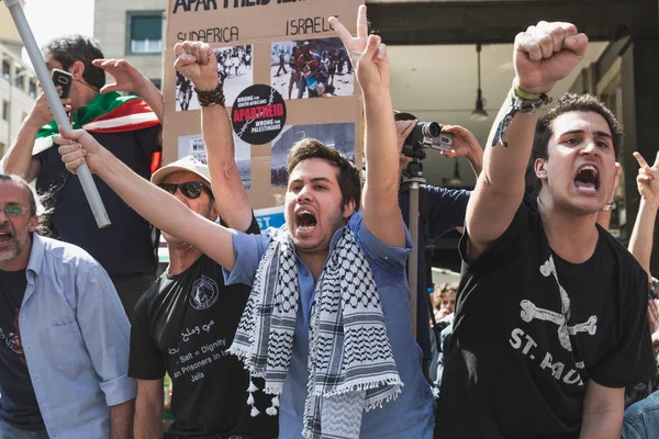 Pro-Palestinian demonstrators contest the Jewish Brigade — Stock Photo, Image