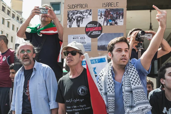 Пропалестинские демонстранты соревнуются с еврейской бригадой — стоковое фото