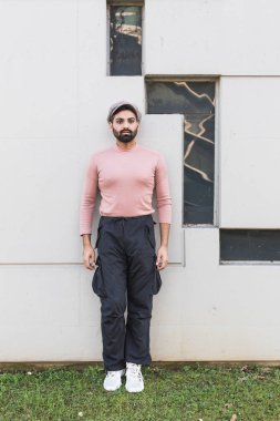 Hint delikanlı bir kentsel bağlamda poz