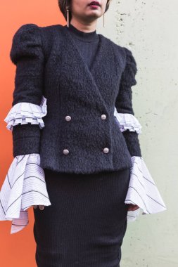 Hintli kadın kentsel bir bağlamda poz