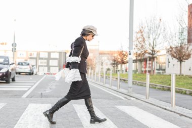 Karşıdan karşıya geçerken genç Hintli kadın