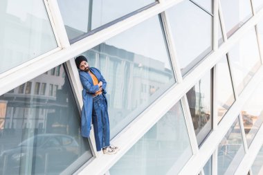 Hint delikanlı bir kentsel bağlamda poz