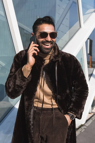 Giovane indiano parlando al telefono — Foto Stock