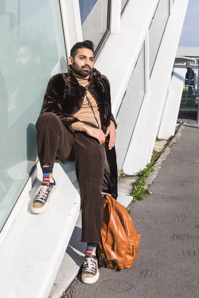 Indiase jongeman poseren in een stedelijke context — Stockfoto