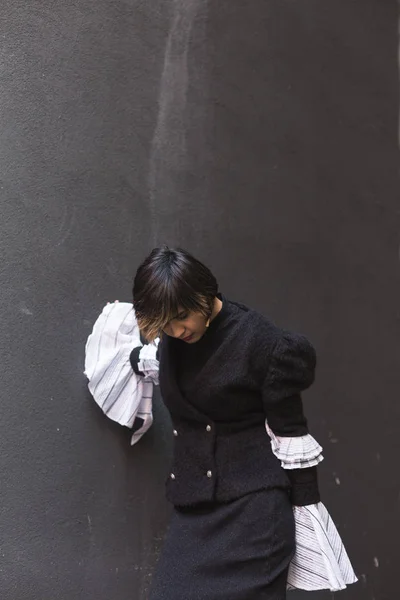 Indian woman posing in an urban context — Stock Photo, Image