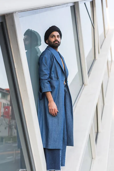 Young Indian man posing in an urban context — Stock Photo, Image