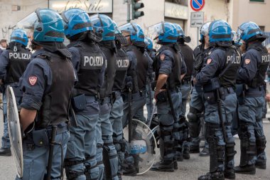 Çevik kuvvet polisi sırasında bir gösteri, Milano, İtalya