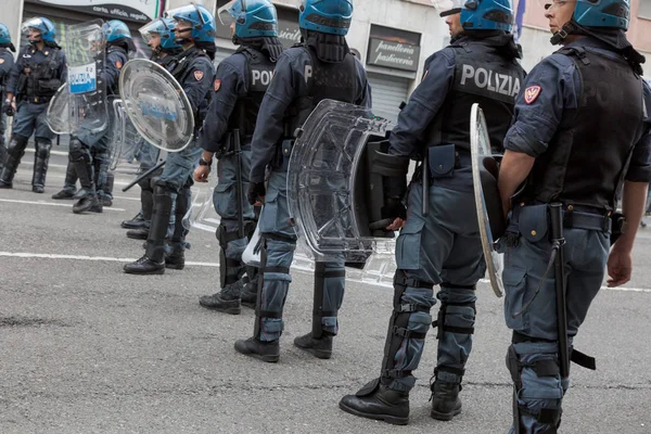 Çevik kuvvet polisi sırasında bir gösteri, Milano, İtalya — Stok fotoğraf