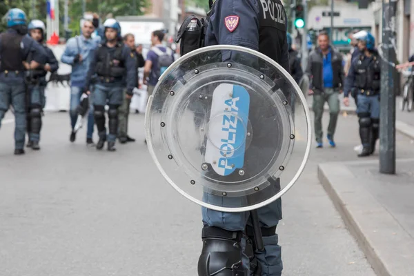 Policía antidisturbios durante una manifestación en Milán, Italia — Foto de Stock