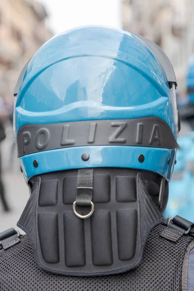 Policía antidisturbios durante una manifestación en Milán, Italia — Foto de Stock