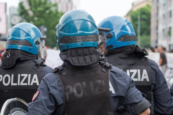 Policía antidisturbios durante una manifestación en Milán, Italia — Foto de Stock